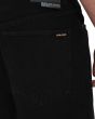 Hombre con bermudas vaqueras Volcom Billow Denim 22'' color negro bordado logo