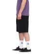 Hombre con bermudas vaqueras Volcom Billow Denim 22'' color negro lateral