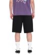 Hombre con bermudas vaqueras Volcom Billow Denim 22'' color negro posterior