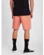 Hombre con bermudas Volcom Frickin Modern Stretch 19" Naranjas posterior