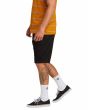 Hombre con pantalón corto estilo chino Volcom Frickin Modern Stretch 21'' Negro lateral
