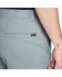 Hombre con pantalón corto estilo chino Volcom Frickin Modern Stretch 21" Abyss bolsillo