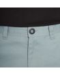 Hombre con pantalón corto estilo chino Volcom Frickin Modern Stretch 21" Abyss botón