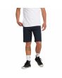 Hombre con pantalón corto estilo chino Volcom Frickin Modern Stretch 21" azul marino