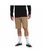 Hombre con pantalón corto estilo chino Volcom Frickin Modern Stretch 21'' caqui 
