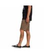 Hombre con pantalón corto estilo chino Volcom Frickin Modern Stretch 21" marrón lateral