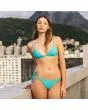Mujer con Braguita de Bikini sin costuras y con lazada lateral Volcom Simply Seamless Tie Side Turquesa lifestyle