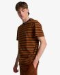 Hombre con camiseta Billabong Baxter Marrón Oscuro lateral