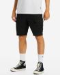 Hombre con bermudas cargo Billabong Combat Negras lateral