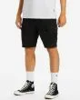 Hombre con bermudas cargo Billabong Combat Negras lateral