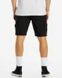 Hombre con bermudas cargo Billabong Combat Negras posterior