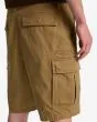 Hombre con bermudas Billabong Combat short cargo caqui claro detalle 