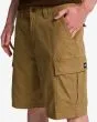 Hombre con bermudas Billabong Combat short cargo caqui claro detalle bolsillo lateral