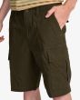 Hombre con pantalón corto cargo Billabong Combat Verde Militar bolsillos laterales