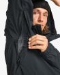 Hombre con Chaqueta Shell Impermeable Billabong Rainstorm 10K Negra apertura axila