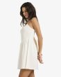 Mujer con Billabong True Love Mini vestido blanco Salt Crystal lateral