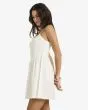 Mujer con Billabong True Love Mini vestido blanco Salt Crystal lateral
