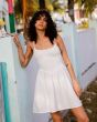 Mujer con Billabong True Love Mini vestido blanco Salt Crystal lifestyle