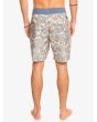 Hombre con Bañador Boardshort Quiksilver HempStretch 69 18" Beige posterior