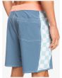 Hombre con bañador boardshort Quiksilver Original Arch 18" Azul bolsillo trasero