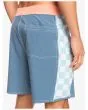 Hombre con bañador boardshort Quiksilver Original Arch 18" Azul bolsillo trasero