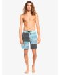 Hombre con Bañador Boardshort Quiksilver Surfsilk Juxtaposed 18" azul frontal