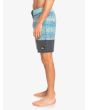 Hombre con Bañador Boardshort Quiksilver Surfsilk Juxtaposed 18" azul lateral 