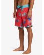 Hombre con bañador de surf Quiksilver Surfsilk Scallop 18'' Cayenne lateral