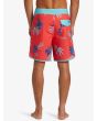 Hombre con bañador de surf Quiksilver Surfsilk Scallop 18'' Cayenne posterior