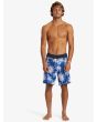 Hombre con bañador de surf Quiksilver Surfsilk Scallop 18'' Azul ajuste