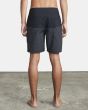 Hombre con Bañador boardshort RVCA Curren Trunk negro posterior