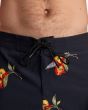 Hombre con Bañador Boardshort RVCA Restless Trunk 18" negro floral cordón