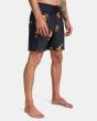 Hombre con Bañador Boardshort RVCA Restless Trunk 18" negro floral derecha