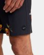 Hombre con Bañador Boardshort RVCA Restless Trunk 18" negro floral logo