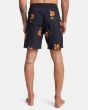 Hombre con Bañador Boardshort RVCA Restless Trunk 18" negro floral posterior