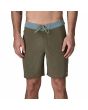Hombre con boardshort Patagonia Hydropeak Basin Green 18in