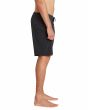 Hombre con bañador Volcom Lido Lido Solid Mod 18in Negro lado derecho con bolsillo