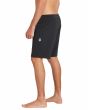 Hombre con bañador Volcom Lido Lido Solid Mod 18in Negro lado izquierdo con logo Stone