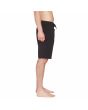 Hombre con Bañador de surf Volcom Lido Solid Mod 20' Negro derecha