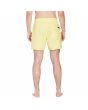 Hombre con Bañador Boardshort elástico Volcom Lido Solid Trunk 16" Amarillo posterior