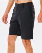 Hombre con bermudas sumergibles Rip Curl Phase Nineteen Boardwalk 19" negras lateral