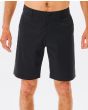 Hombre con bermudas sumergibles Rip Curl Phase Nineteen Boardwalk 19" negras 