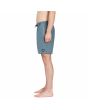 Hombre con Bañador Boardshort elástico Volcom Center Trunk 17" azul lateral
