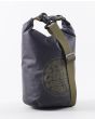 Mochila estanca Rip Curl Surf Series Barrel Bag 5L en color negro y asa verde militar lateral
