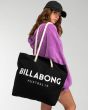Mujer con bolsa de playa extragrande Billabong Essential negra