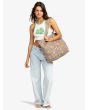 Mujer con Bolsa de playa Roxy Anti Bad Vibes 24 Litros con estampado floral asas