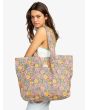 Mujer con Bolsa de playa Roxy Anti Bad Vibes 24 Litros con estampado floral
