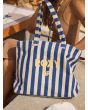 Mujer con la bolsa de playa Roxy Fairy Beach Azul a rayas
