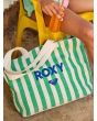 Mujer con Bolsa de playa Roxy Fairy Beach Verde con estampado a rayas lifestyle asas