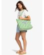 Mujer con Bolsa de playa Roxy Fairy Beach Verde con estampado a rayas 